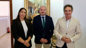 Corinto reivindica quince años de compromiso con Málaga en un encuentro sobre la acción social de las cofradías