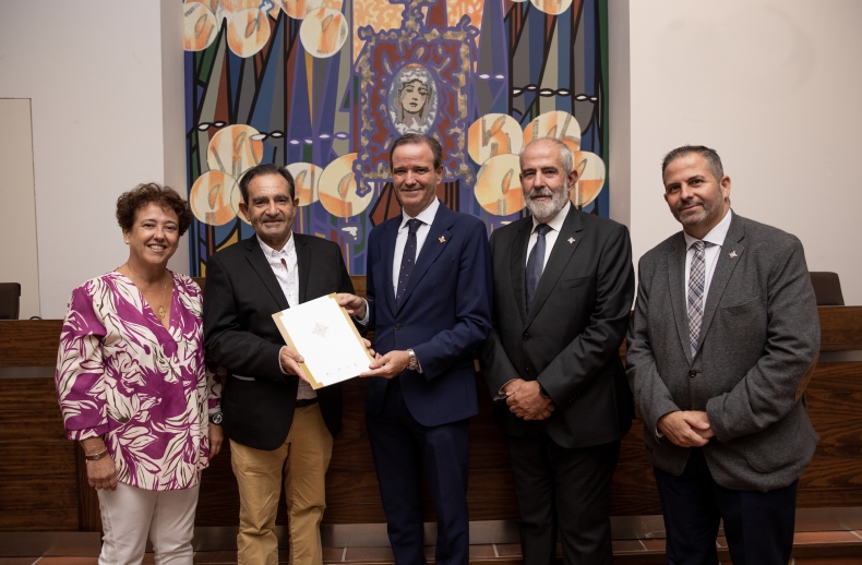 Momento de la entrega simbólica de la Agrupación, de manos de su presidente, Pablo Atencia, al presidente de la Fundación, José Manuel Álvarez Chaves. 