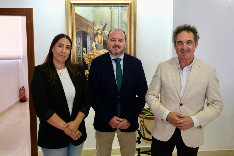Corinto reivindica quince a&ntilde;os de compromiso con M&aacute;laga en un encuentro sobre la acci&oacute;n social de las cofrad&iacute;as