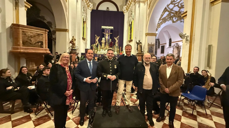 Representantes de Cafe Santa Cristina, junto al Hermano Mayor de Mena, el presidente de la Fundaci&oacute;n Corinto y el director de la banda, antes del inicio del concierto solidario. 