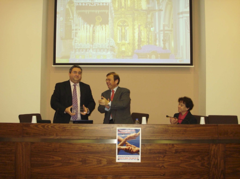 José Antonio Romero, de la Fundación Casco Antiguo de Sevilla, recibe un recuerdo en agradecimiento a su participación en las Jornadas.