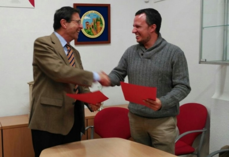 Aurelio García y Manuel Calderón estrechan las manos tras la firma.